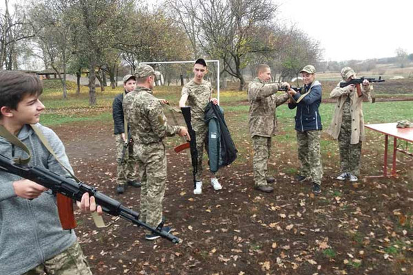 На Гребінківщині школярі змагалися у стрільбі з пневматичної зброї