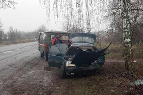  На Полтавщині внаслідок ДТП водій не зміг самотужки вибратися з машини (ФОТО) 