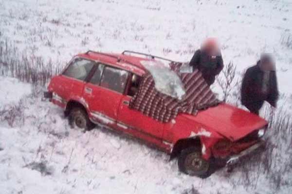 На Полтавщині автомобіль водій розмовляв з пасажирами і злетів в кювет