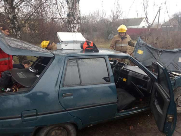 На Полтавщині внаслідок ДТП водій не зміг самотужки вибратися з машини
