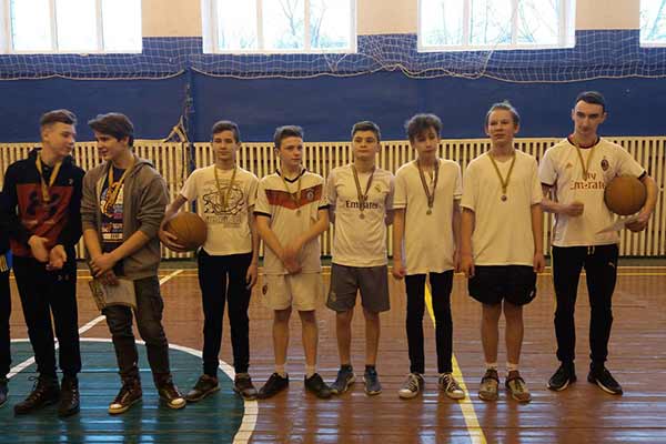 Змагання з баскетболу серед школярів