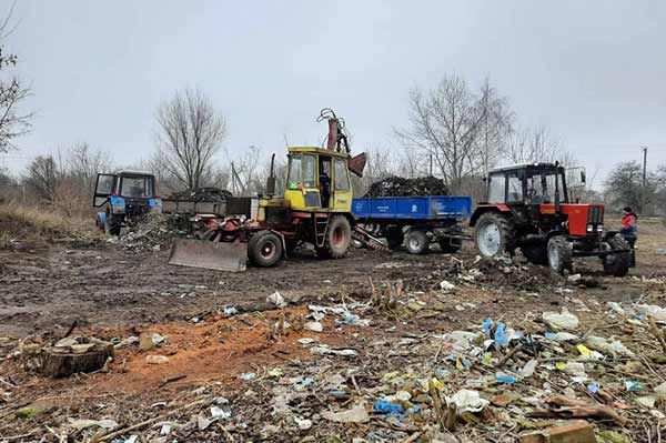На території новозбудованого храму прибирають сміттезвалища