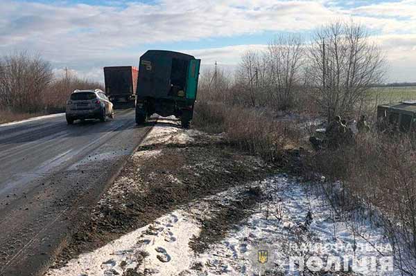 На Полтавщині автомобіль з військовими з’їхав у кювет