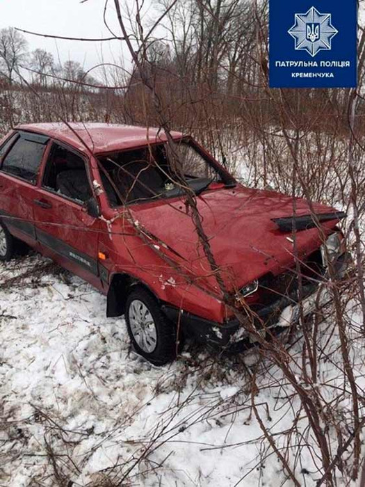 На Полтавщині "ВАЗ" обганяючи автівку, злетів з траси у кювет