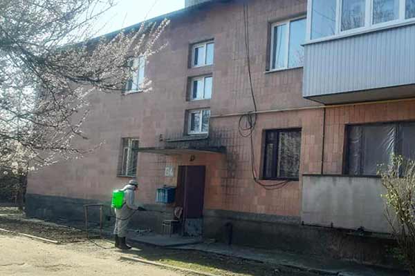 У Гребінці проводять дезінфекцію під'їздів багатоквартирних будинків
