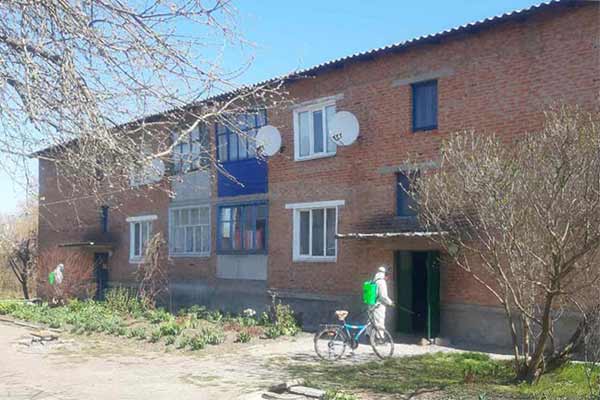 У Гребінці проводять дезінфекцію під'їздів багатоквартирних будинків