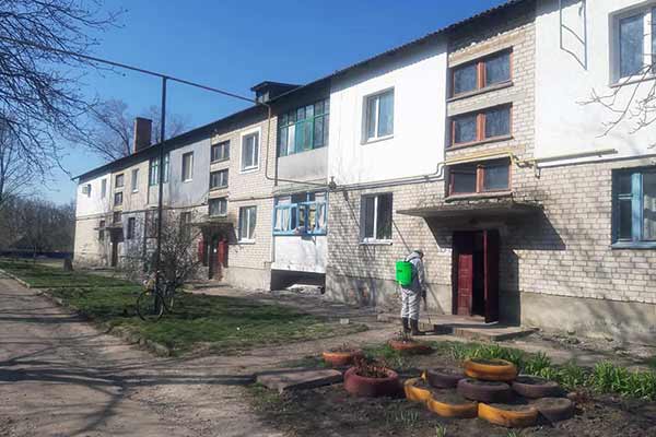 У Гребінці проводять дезінфекцію під'їздів багатоквартирних будинків