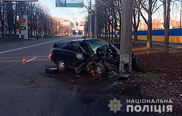 На Полтавщині автомобіль в'їхав в електроопору, водія госпіталізовано