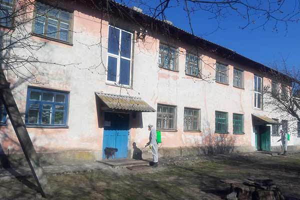 У Гребінці проводять дезінфекцію під'їздів багатоквартирних будинків
