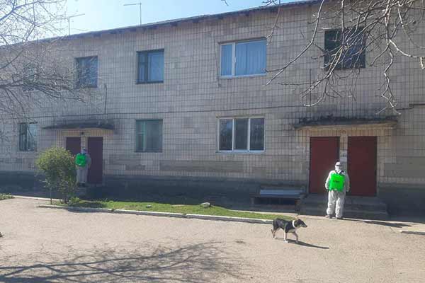 У Гребінці проводять дезінфекцію під'їздів багатоквартирних будинків