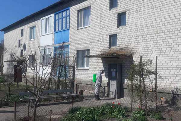 У Гребінці проводять дезінфекцію під'їздів багатоквартирних будинків