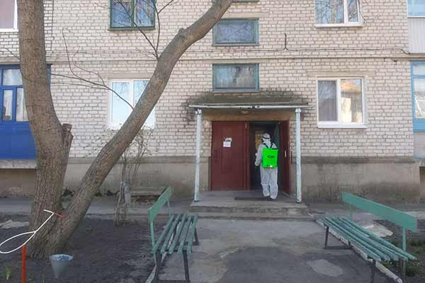 У Гребінці проводять дезінфекцію під'їздів багатоквартирних будинків