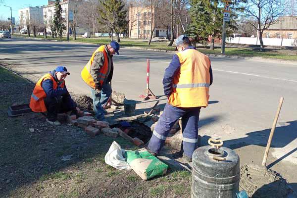 У Лубнах взялися за оновлення решіток зливової каналізації