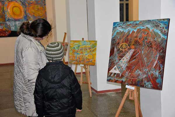 Виставка робіт львівського художника „Семіотика барв“ вразила пирятинц