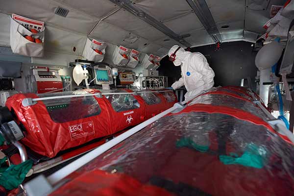 На Полтавщині Володимир Зеленський оглянув санітарний вертоліт