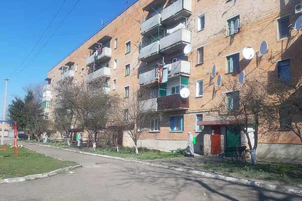 У Гребінці проводять дезінфекцію під'їздів багатоквартирних будинків
