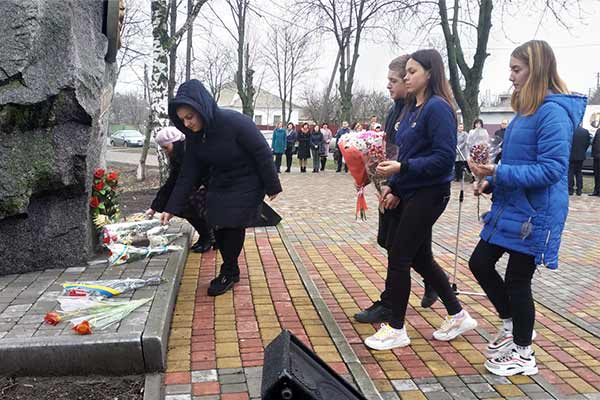 У Гребінці поклали квіти до пам'ятника Тарасу Шевченко
