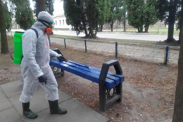 У Гребінці комунальники дезінфікують громадські місця