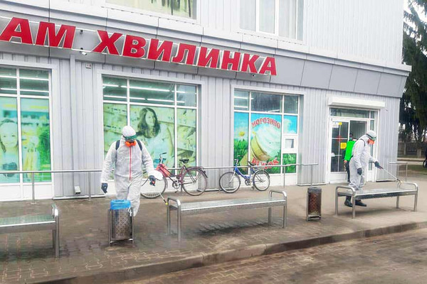 У Гребінці комунальники дезінфікують громадські місця