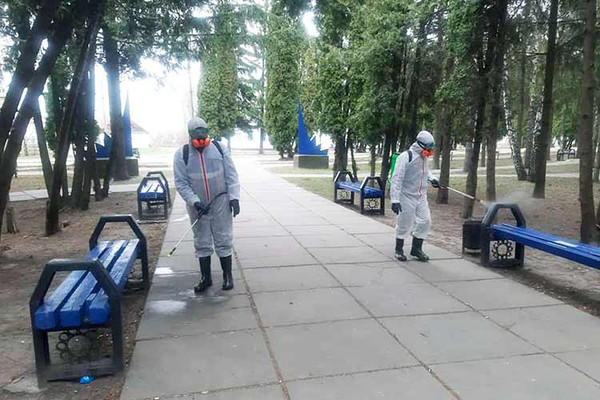 У Гребінці комунальники дезінфікують громадські місця