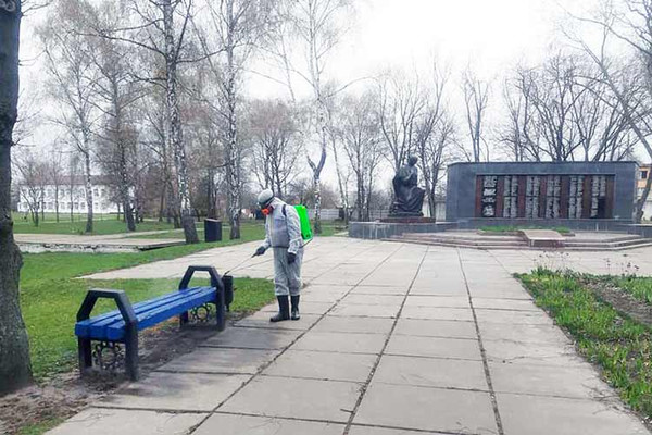 У Гребінці комунальники дезінфікують громадські місця