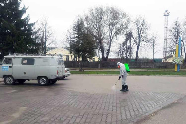 У Гребінці комунальники дезінфікують громадські місця