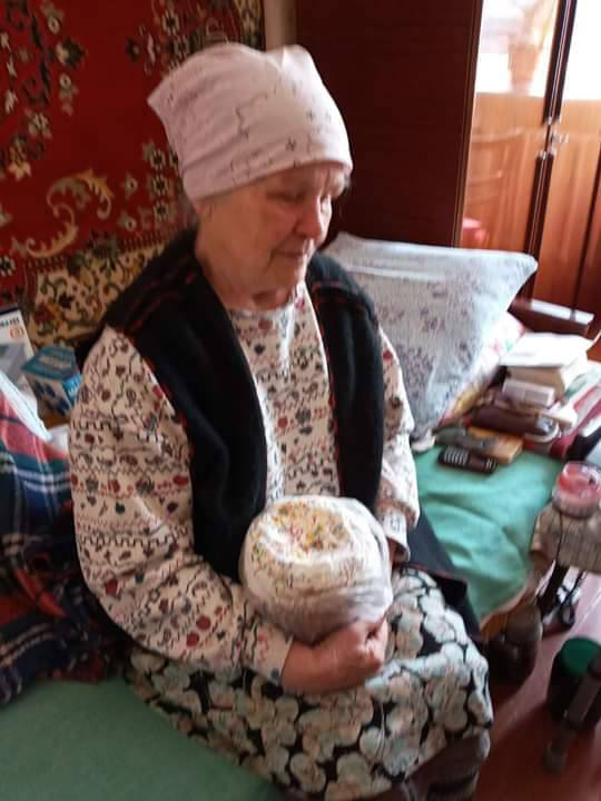 одиноким жителям терцентр подарував великодні паски