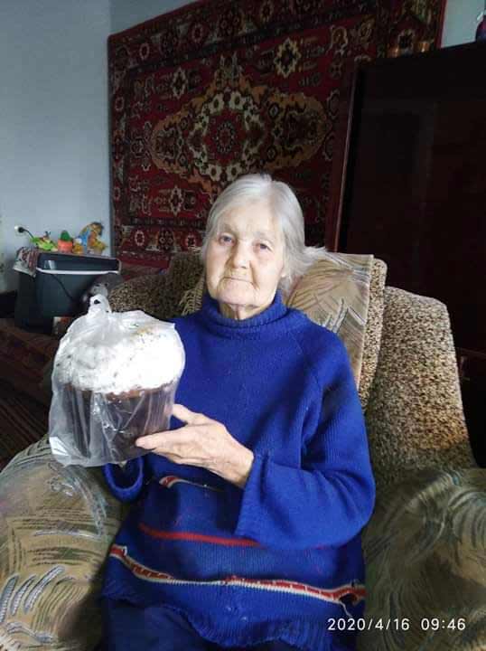 одиноким жителям терцентр подарував великодні паски