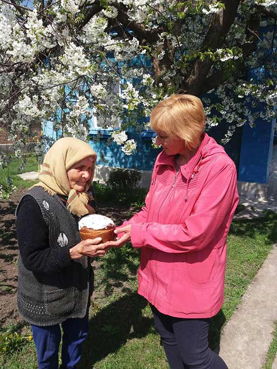 одиноким жителям терцентр подарував великодні паски