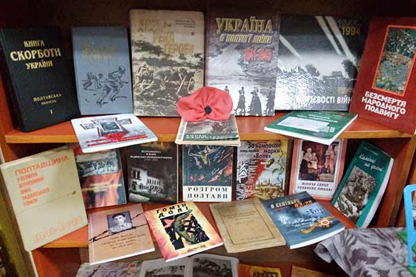 Книжкова виставка в бібліотеці до Дня Перемоги