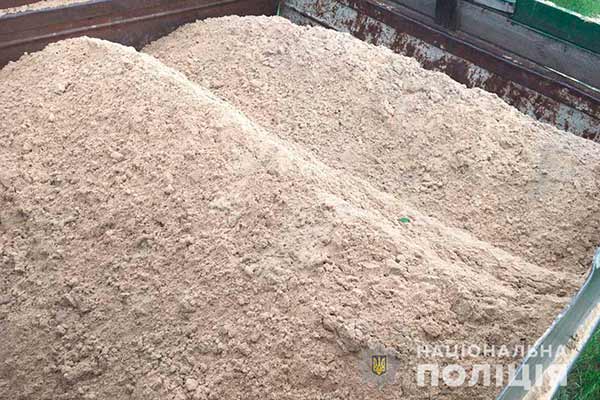 На Полтавщині затримали дві вантажівки з піском без документів