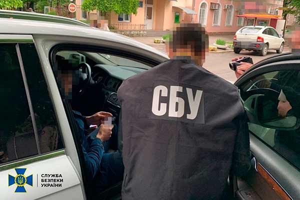 На отриманні хабара затримали полтавського екс-чиновника
