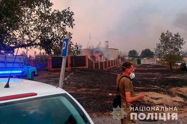 Евакуація людей із зони масштабної пожежі на Луганщині