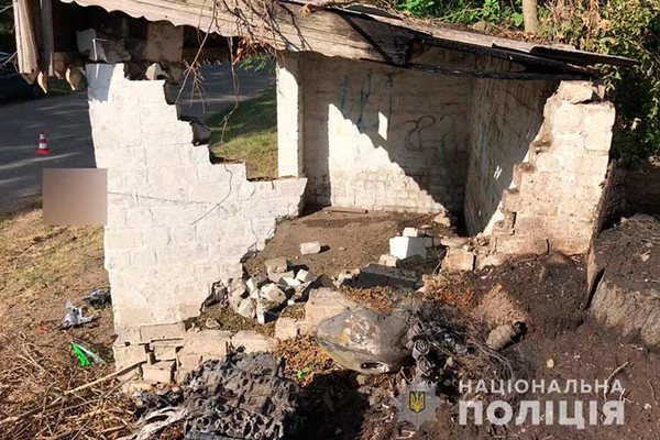 На Полтавщині мотоцикл в’їхав у цегляну зупинку