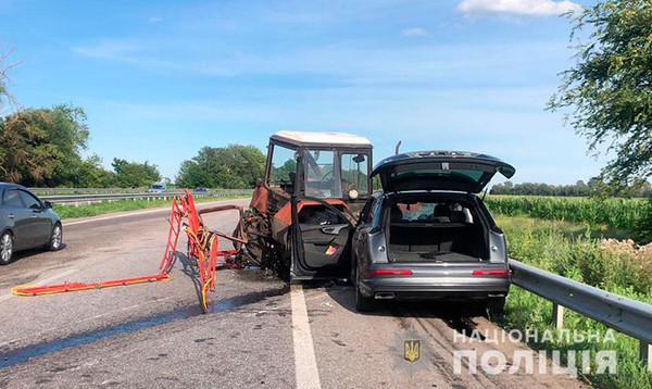 На Полтавщині Audi протаранив трактор На Полтавщині Audi протаранив трактор