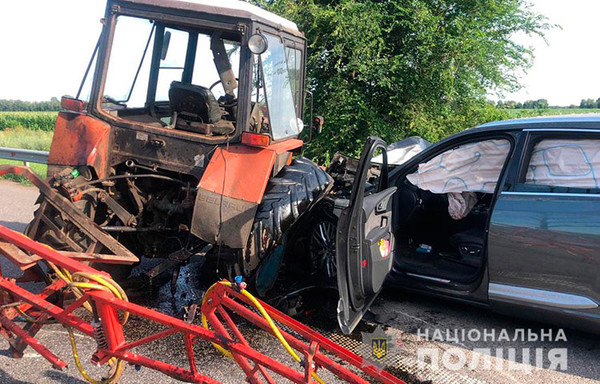 На Полтавщині Audi протаранив трактор На Полтавщині Audi протаранив трактор