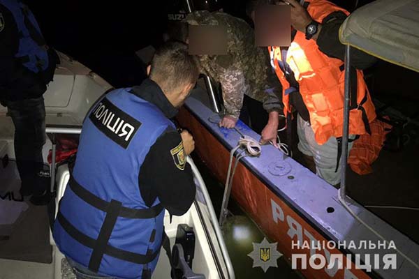  На Полтавщині перевернувся моторний човен, який зіткнувся з буєм — водія шукають рятувальники 