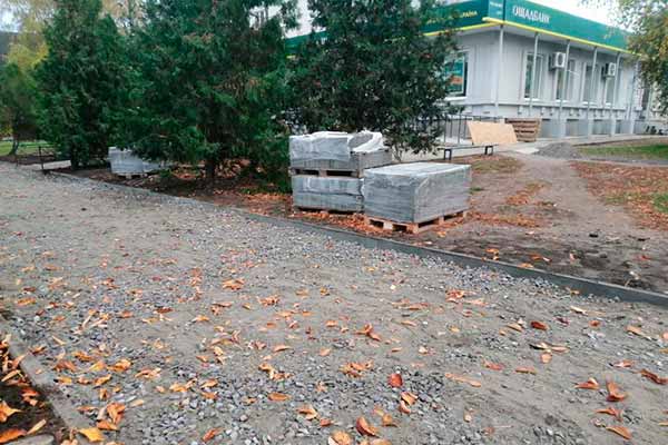 На одній з вулиць Пирятина роблять новий тротуар