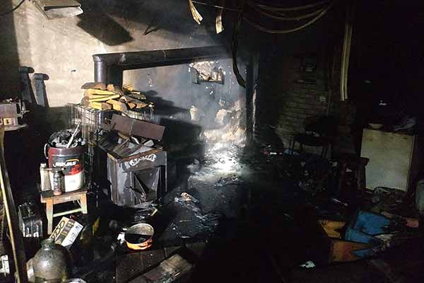 На Пирятинщині 5 рятувальників гасили пожежу в гаражі