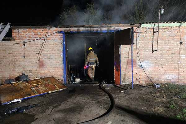 На Пирятинщині 5 рятувальників гасили пожежу в гаражі На Пирятинщині 5 рятувальників гасили пожежу в гаражі