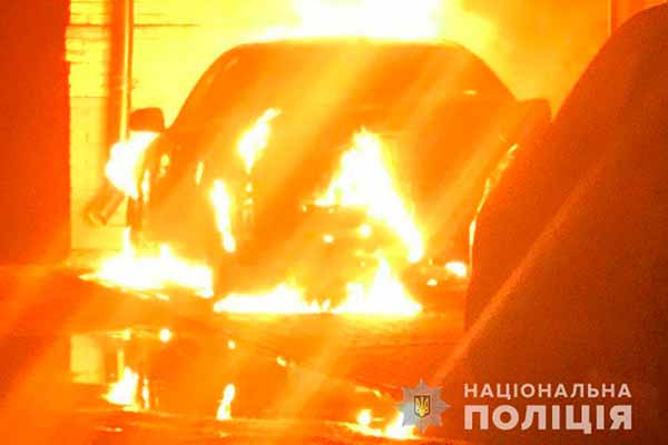 У Полтаві підпалили три авто