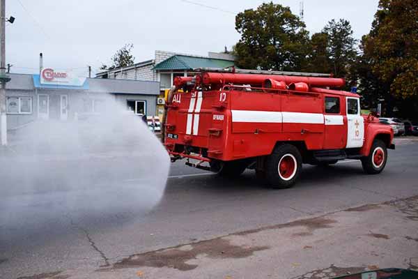  На Оржиччині за допомогою пожежного автомобіля дезінфікують вулиці (ФОТО) 