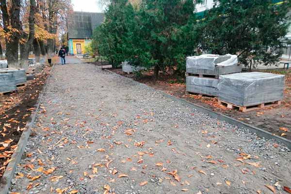 На одній з вулиць Пирятина роблять новий тротуар