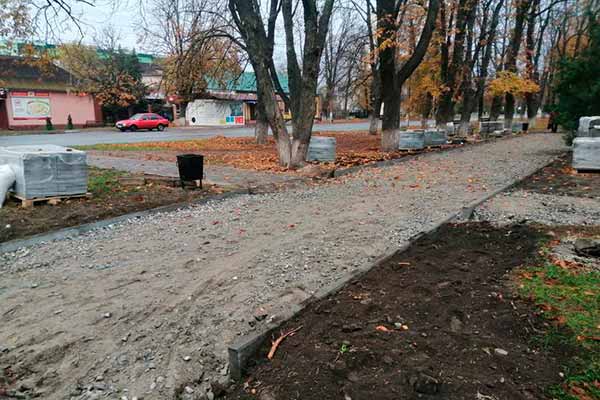 На одній з вулиць Пирятина роблять новий тротуар