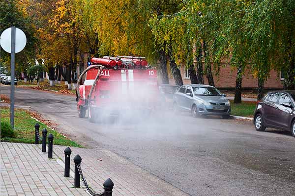 За допомогою пожежного автомобіля дезінфікують вулиці