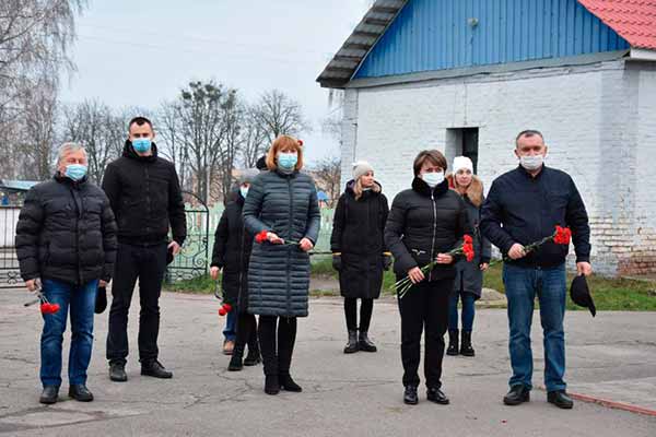 У Пирятині вшанували пам’ять жертв Голодомору У Пирятині вшанували пам’ять жертв Голодомору