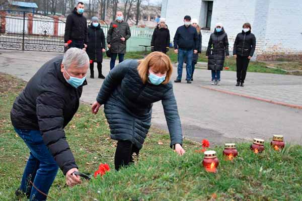 У Пирятині вшанували пам’ять жертв Голодомору У Пирятині вшанували пам’ять жертв Голодомору