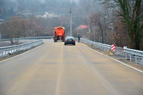 На Полтавщині продовжується боротьба з ожеледицею
