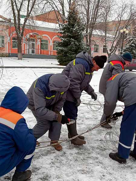У Лубнах розпочали монтаж новорічної ялинки