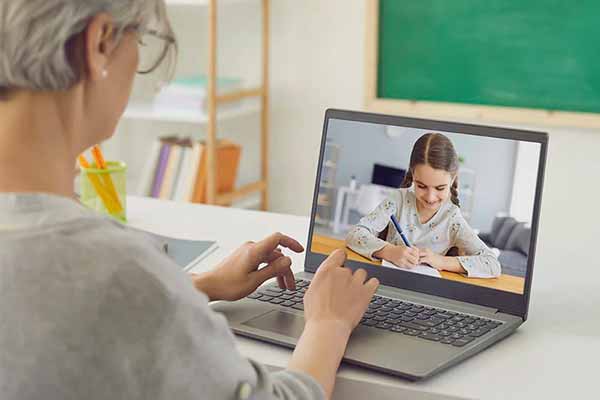 Для вчителів області закупили 99 ноутбуків